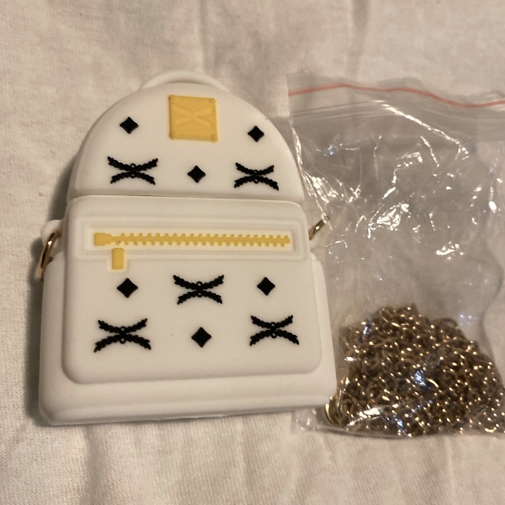 ᗷᗩᑕKᑭᗩᑕK ᑭᑌᖇᔕE AirPods Pro case